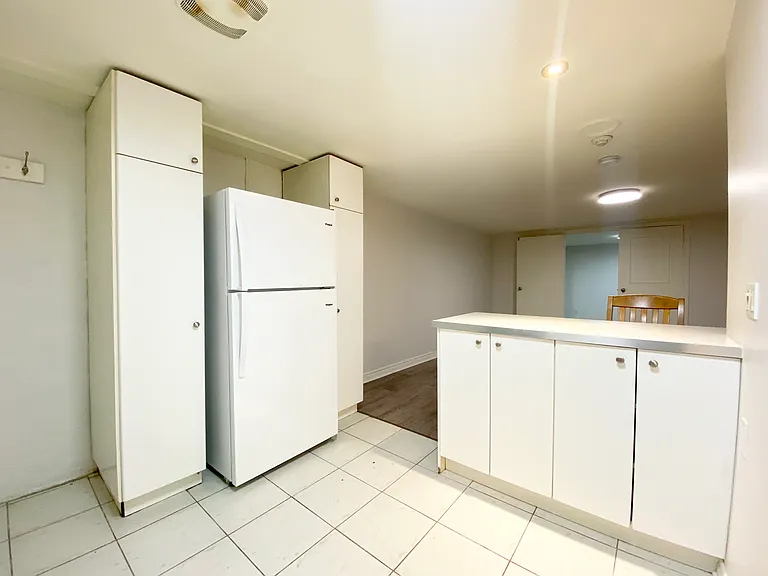 589 Annette St #BASEMENT — Photo 8