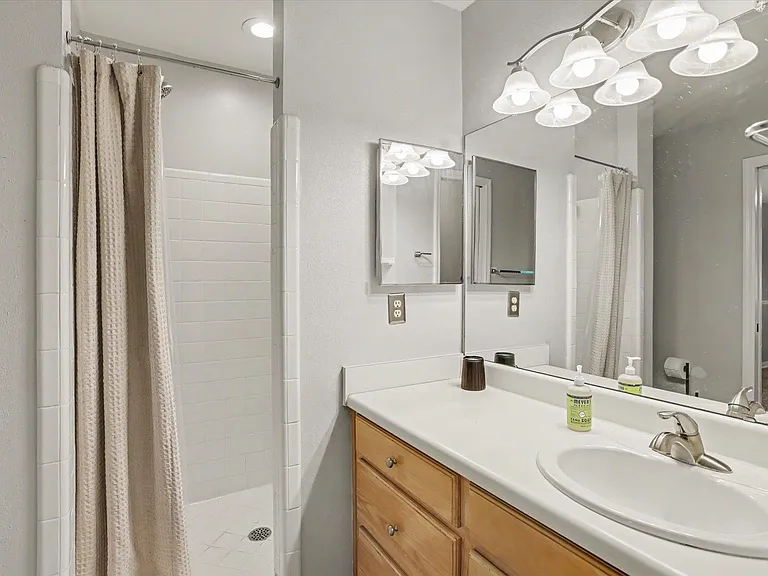 2576 Yarmouth Ln — Photo 25