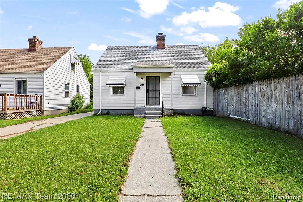 3 bed, 1.0 bath, 1050 sqft, $1,300 — Photo 3