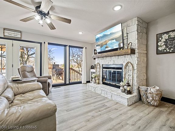 4th image of 309 W Fresno Cir