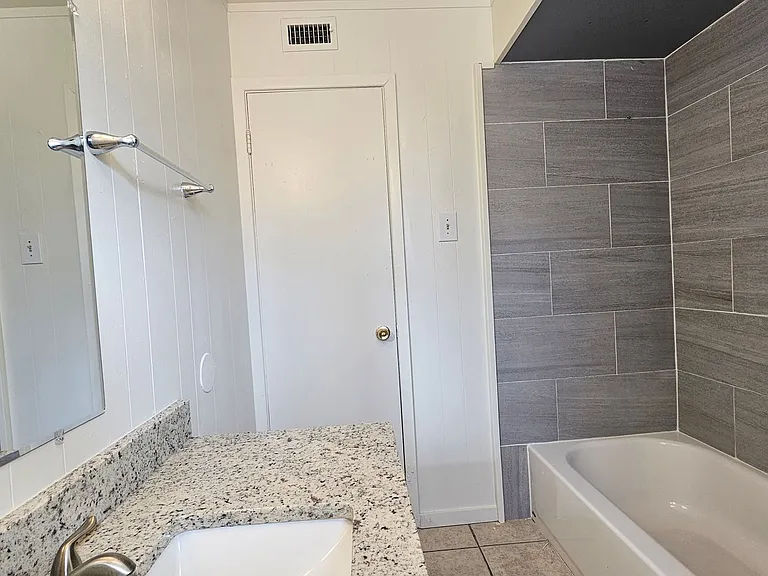 2420 Louise St — Photo 15