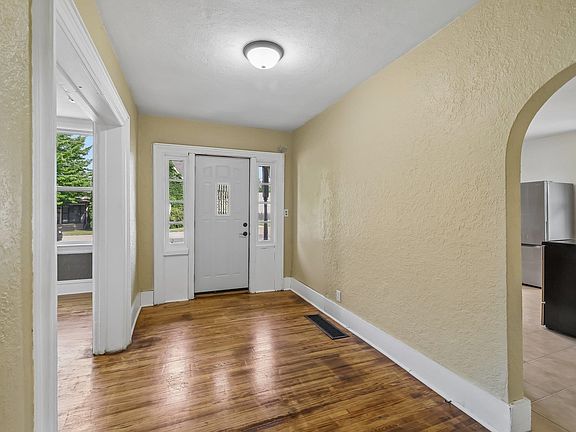 3rd image of 124 Elm St