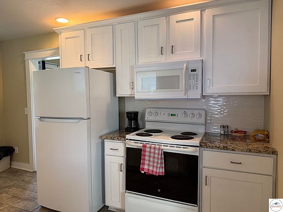 5th image of 805 Commercial St