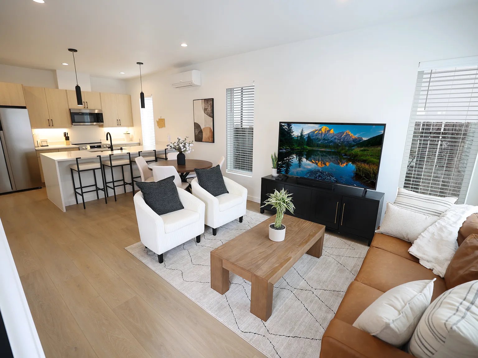 3 bed, 2.5 bath, 1000 sqft, $5,500 — Photo 2
