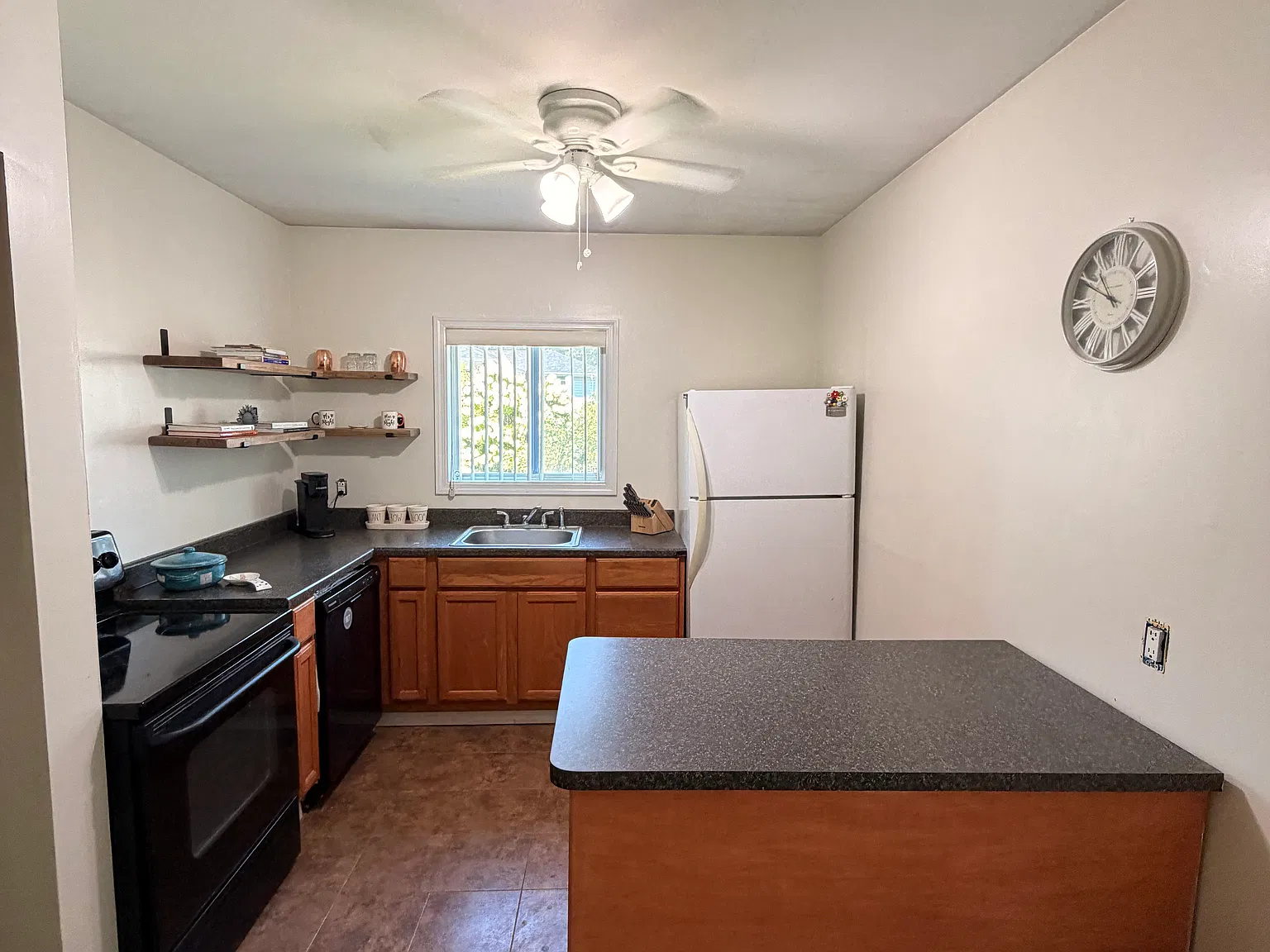 3 bed, 1189 sqft, $3,200 — Photo 3