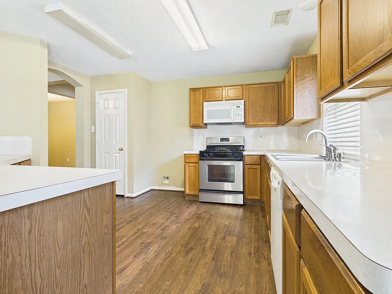 3914 Cyril Dr — Photo 11