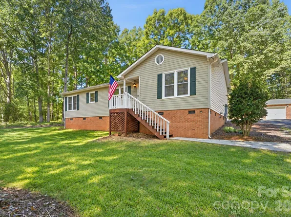 614 Stonehaven Ct, Lake Wylie, SC 29710