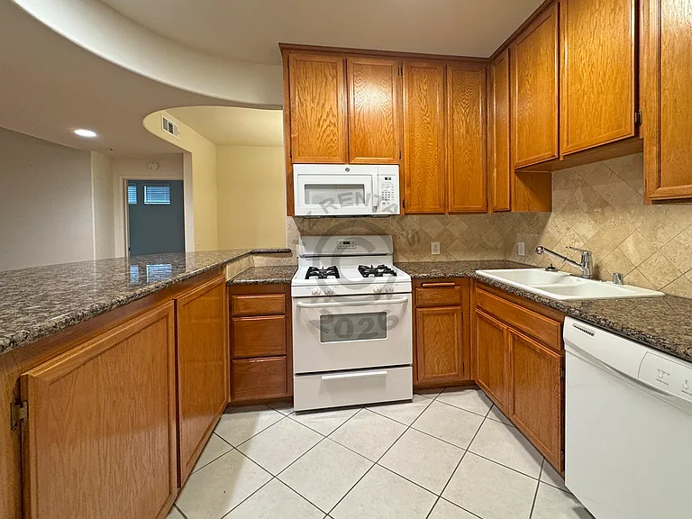 12140 Moorpark St #108 — Photo 4