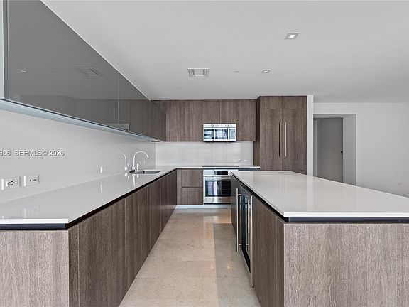 5th image of 88 SW 7th St APT 904