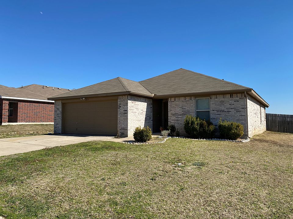 Welcome to 2417 Buffalo Run, Burleson in the Joshua ISD