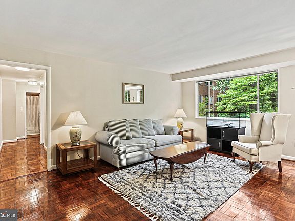 3rd image of 10423 Montrose Ave APT 102