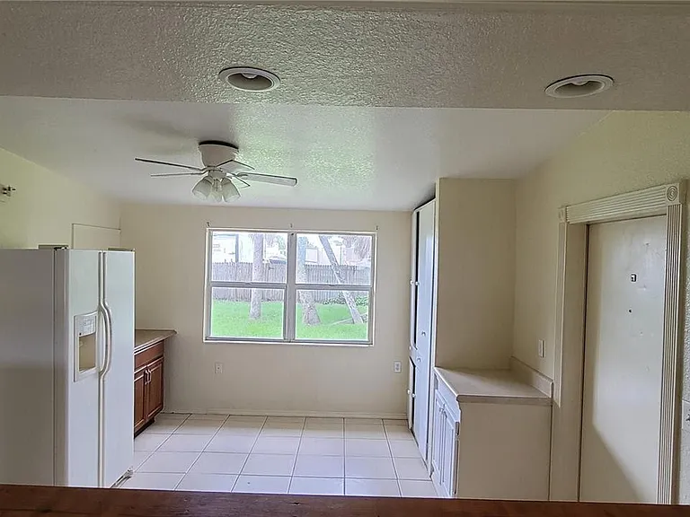 2483 Lakeshore Cir #2483 — Photo 7