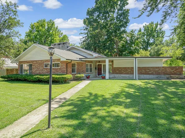 32 Oak Knoll Pl, Belleville, IL 62223