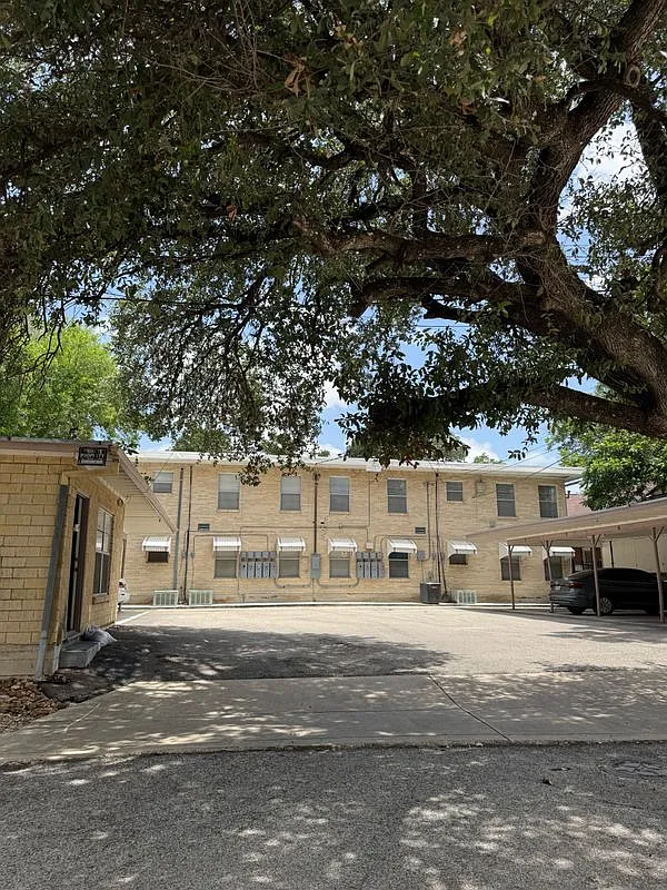 1 bed, 1.0 bath, 810 sqft, $1,200 — Photo 2