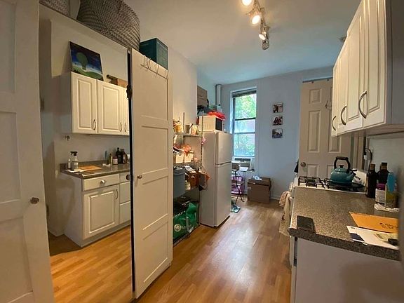 4th image of 232 E 77th St #1E