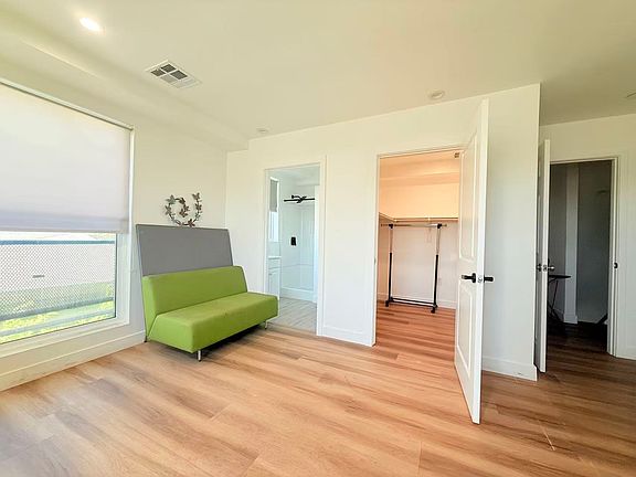 3rd image of 3027 1/2 Walton Ave #2