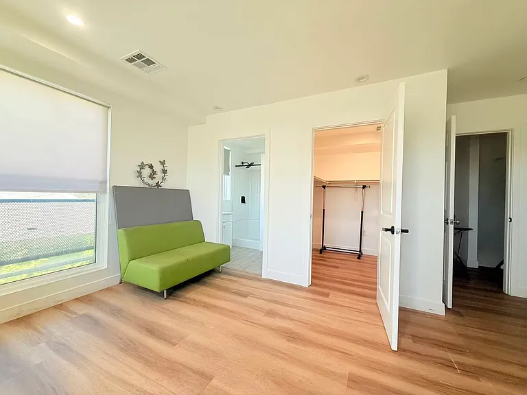 3027 1/2 Walton Ave #2 — Photo 3