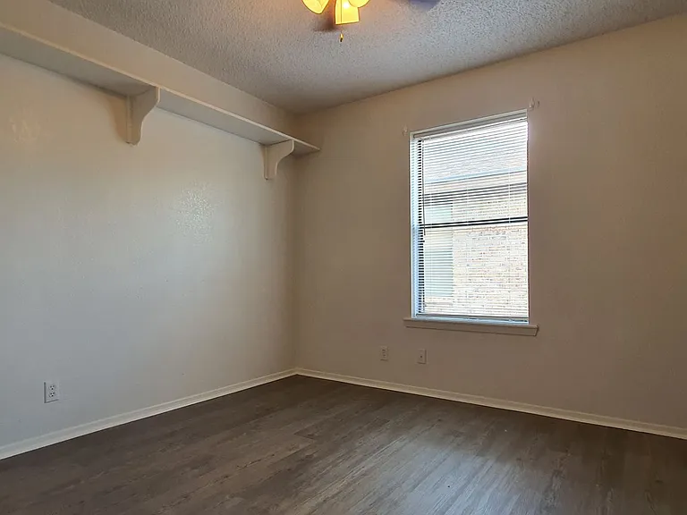 2922 N Oakes St — Photo 2