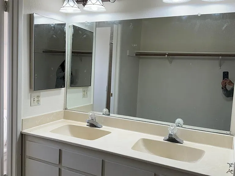 Master Bedroom with en suite bathroom, dual sinks, 2 large closets and Pergo Flooring.