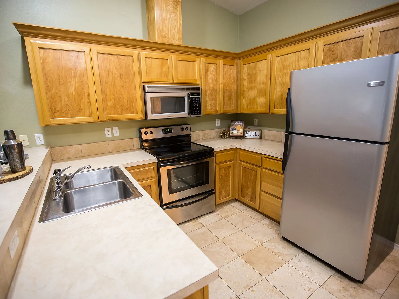 Redwood Hills Condos — Photo 2