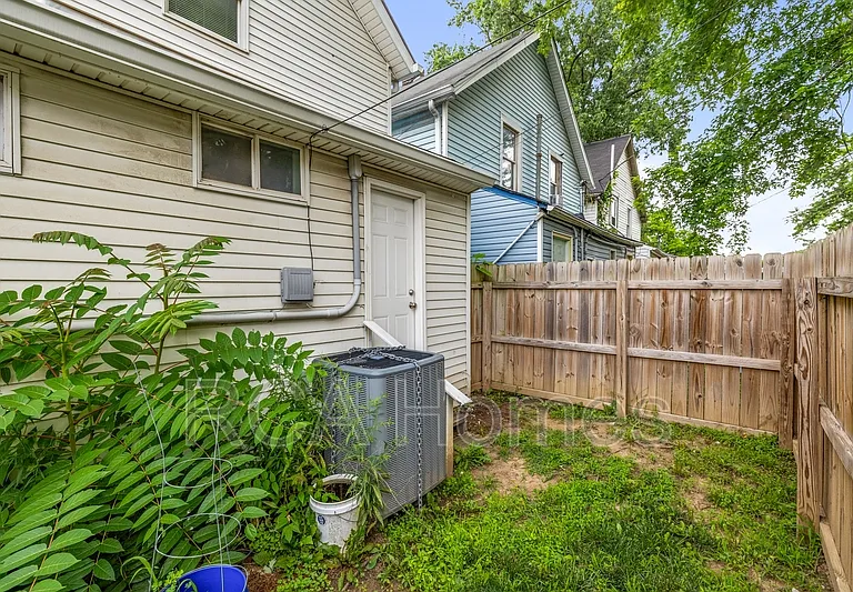 1533 Draper St — Photo 8