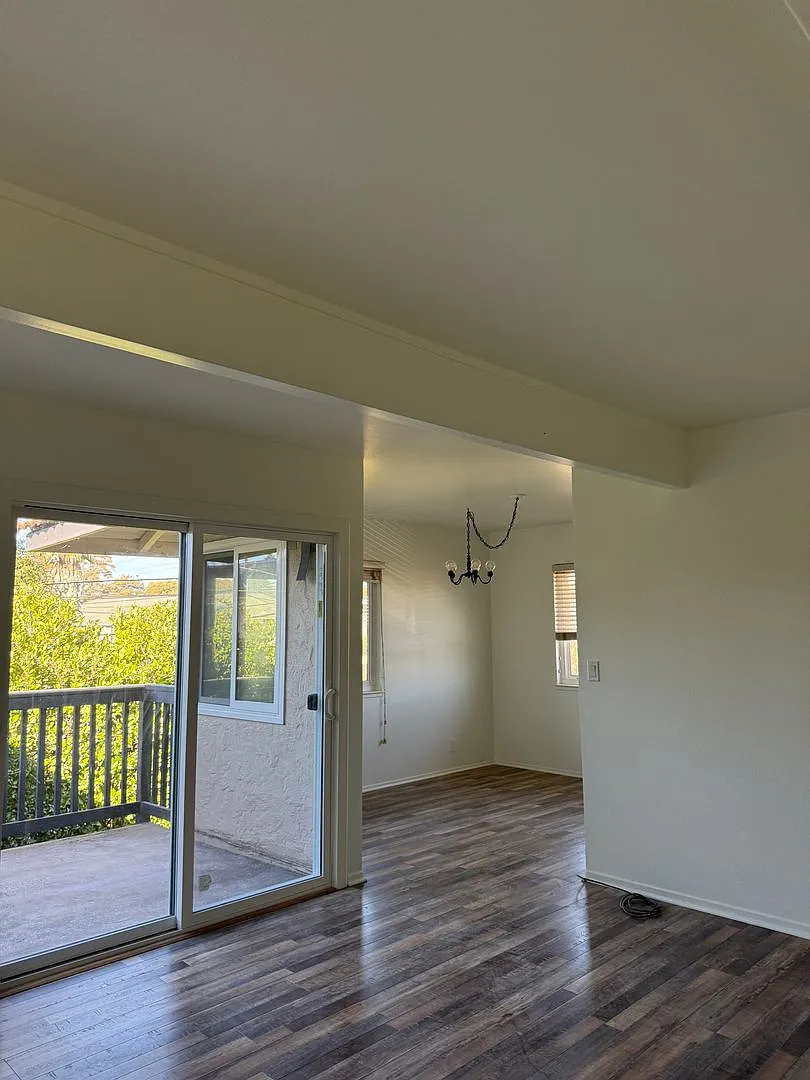 Building Photo - 385 Searidge Rd