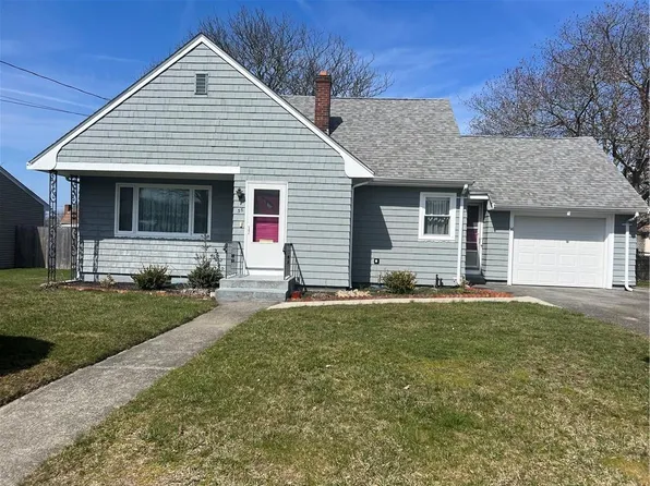 36 Brackett Ave, Tiverton, RI 02878