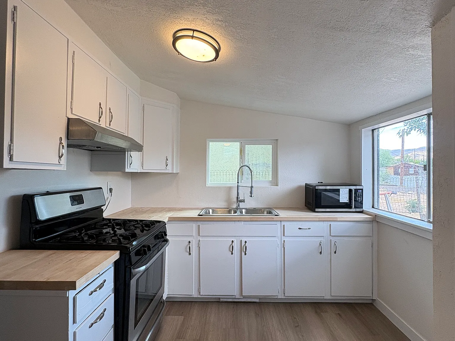 2 bed, 900 sqft, $1,200 — Photo 2