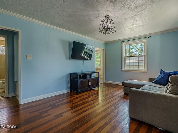 4th image of 706 Henrietta Dr