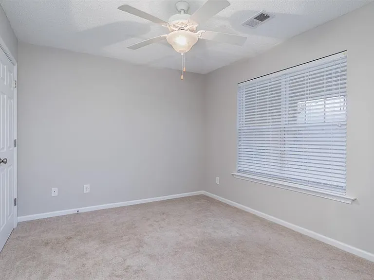 129 Crickhollow Cir — Photo 4
