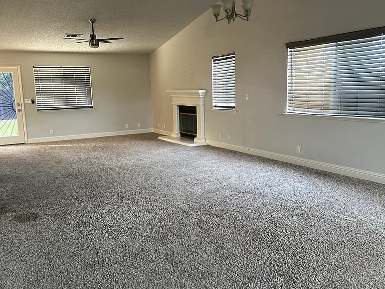 823 E Palm Dr — Photo 3