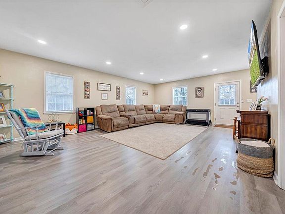 4th image of 5 Delong Ln