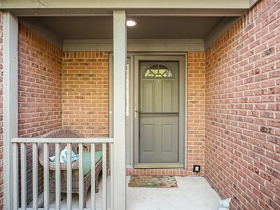 4th image of 208 Eisenhower Dr