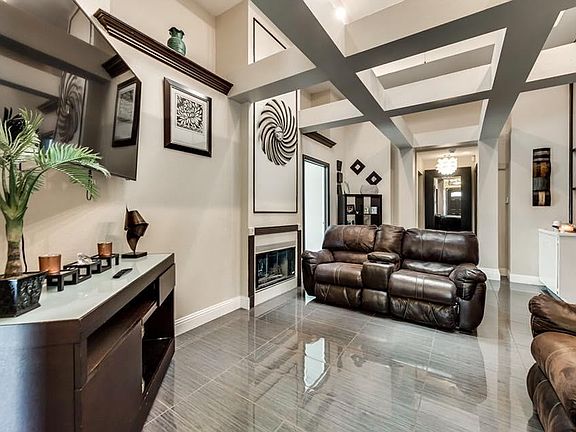 5th image of 923 W Avenue G