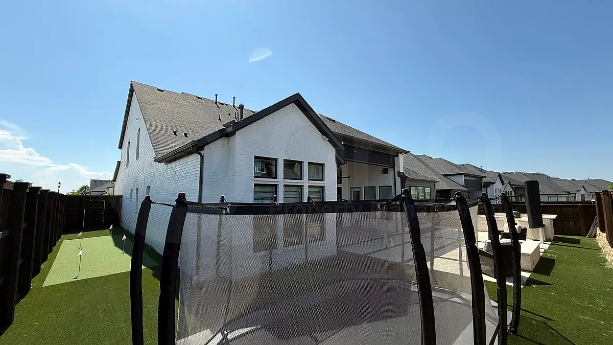 5 bed, 5.5 bath, 4230 sqft, $6,299 — Photo 3