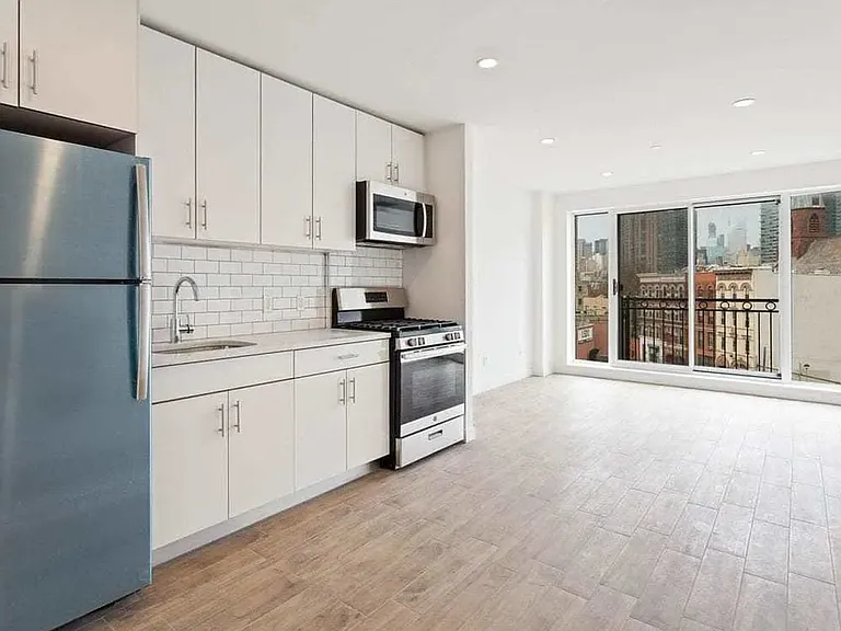 1044 Jackson Ave #4A — Photo 1
