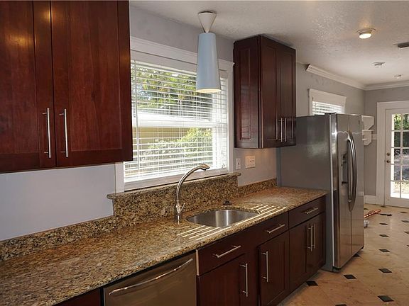 4th image of 819 E Amelia St