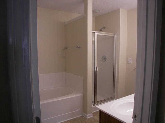 Tub w/ sep shower Master