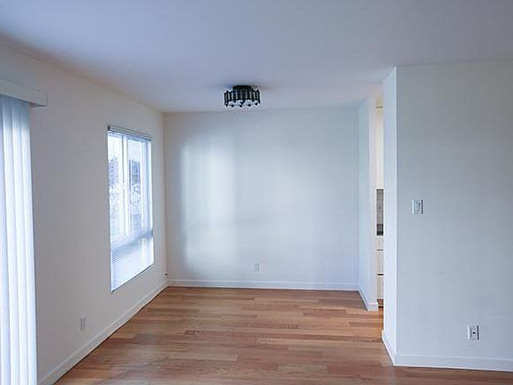 2nd image of 932 Peninsula Ave APT 205