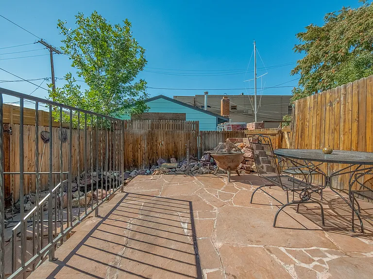 863 Mariposa St — Photo 33