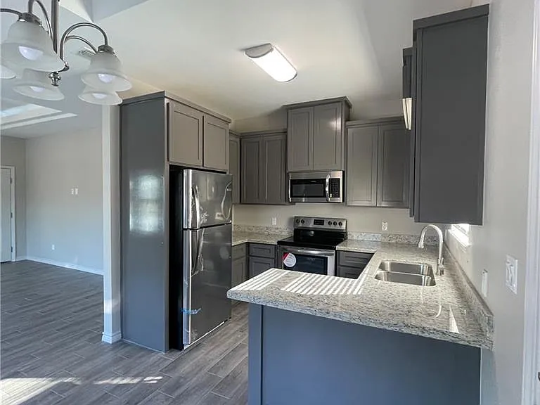 418 E 3rd St #6 — Photo 2