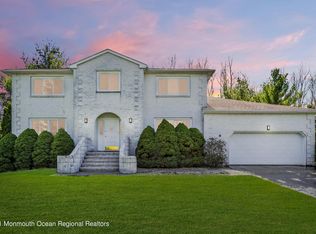 9 Hickory Ct, Manalapan, NJ 07726
