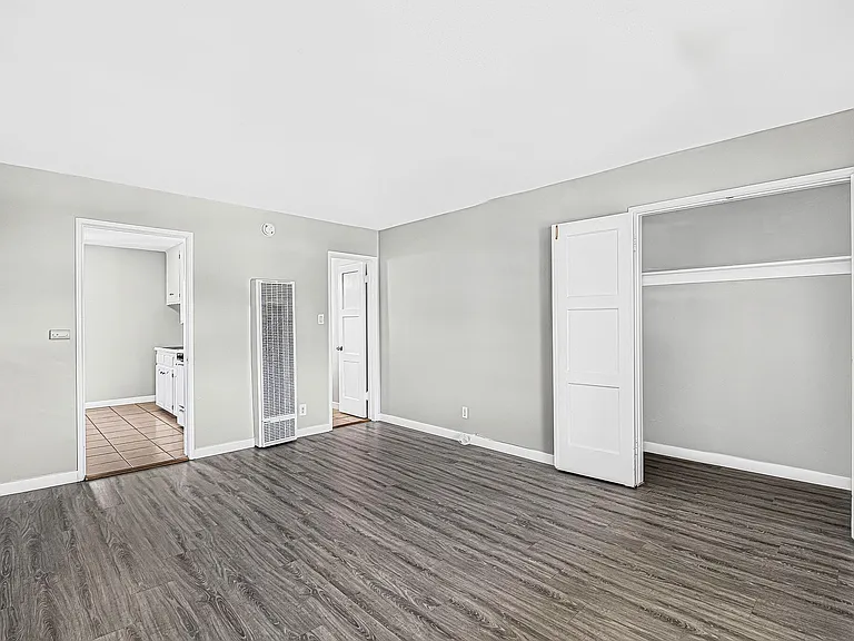 445 W 15th St — Photo 30