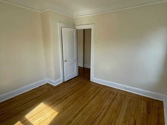 4th image of 300 Elm Pl APT 1