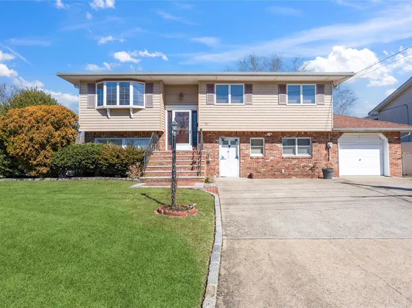 144 N Jefferson Avenue, Lindenhurst, NY 11757