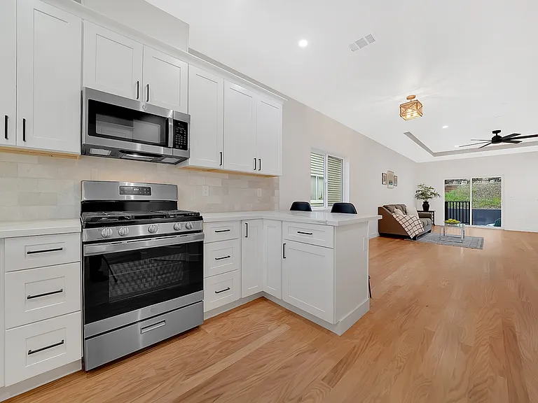 213 Peek St — Photo 5