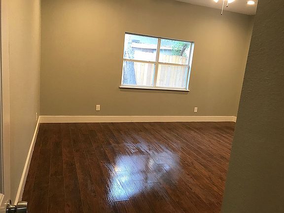 5th image of 216 Oleander St