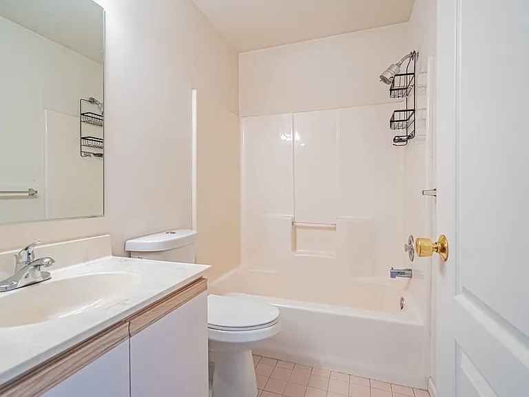 323 Surrey Pl — Photo 7