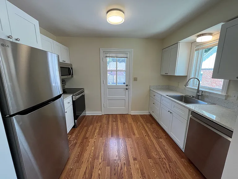 8212 Whipps Mill Rd — Photo 9