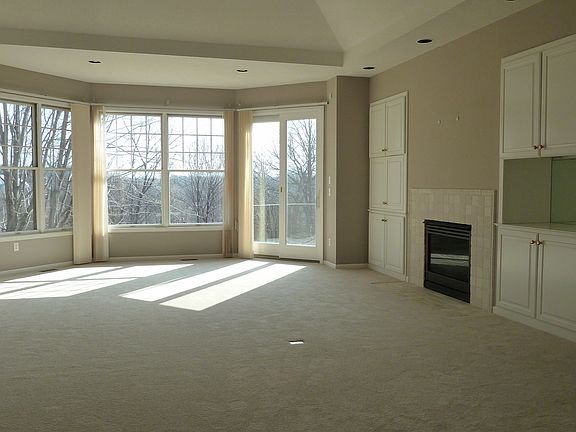 Sunlit living rm/deck access